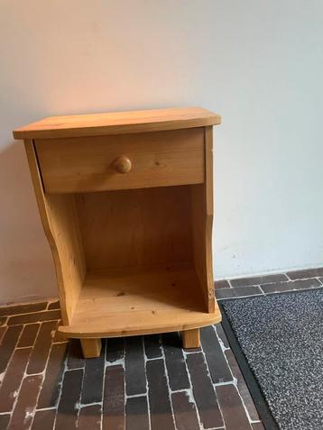 Mooi nachtkasje beschikbaar voor biedingen