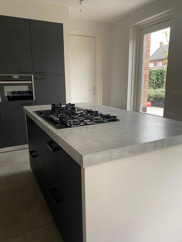 Twee keukenbladen en bijbehorende kookplaat, Huis en Inrichting, Keuken | Complete keukens, Gebruikt, Overige typen, Zwart, Composiet