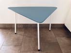 Vintage driehoek tafeltje / bijzettafel - jaren 60, Huis en Inrichting, Tafels | Bijzettafels, 45 tot 60 cm, Overige materialen