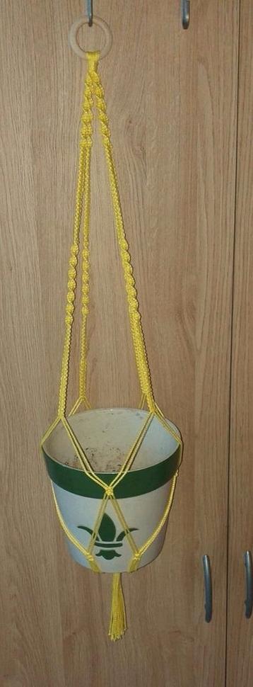 2 Handgemaakte Macrame planten hangers geel 85 cm lang beschikbaar voor biedingen
