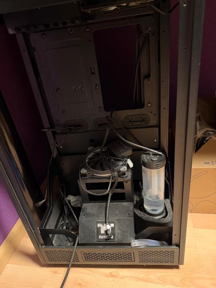 The tower 900, Computers en Software, Computerbehuizingen, Zo goed als nieuw, Ophalen