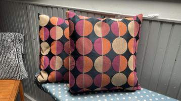 2x de zelfde WOONKUSSENS met donzen binnen voering beschikbaar voor biedingen