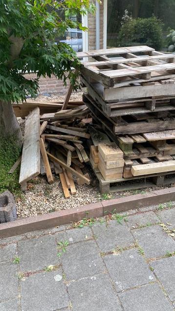 Gratis haard hout beschikbaar voor biedingen