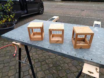 3x broedkooitje om aan kooi te hangen beschikbaar voor biedingen