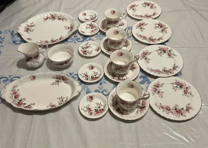 Royal Albert Lavender Rose roomstel,taartschaal, kopjes, enz, Antiek en Kunst, Antiek | Servies compleet, Ophalen of Verzenden