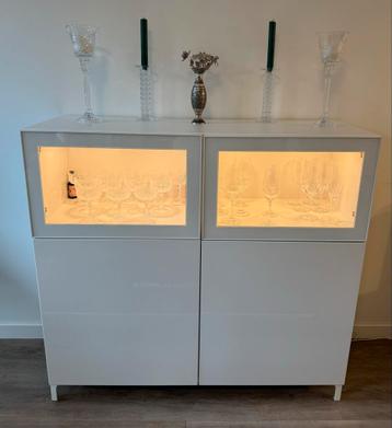 Wit IKEA BESTÅ kast met glasdeuren en LED-verlichting - afbeelding 1