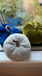 Woonaccessoires: 3 stoffen pompoenen. Blauw,groen,lichtgrijs, Ophalen of Verzenden, Zo goed als nieuw
