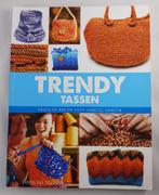 Boek Trendy tassen (haken en breien) - Jaroslava Dovcova, Boeken, Hobby en Vrije tijd, Ophalen of Verzenden, Gelezen, Breien en Haken