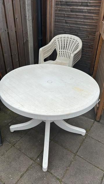 Gratis tuin tafel met 5 stapelstoelen  beschikbaar voor biedingen
