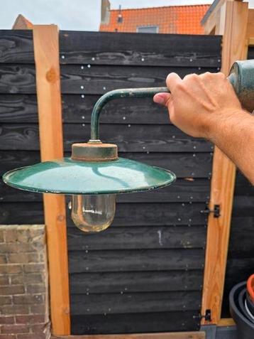 Oude emaille buitenlamp beschikbaar voor biedingen