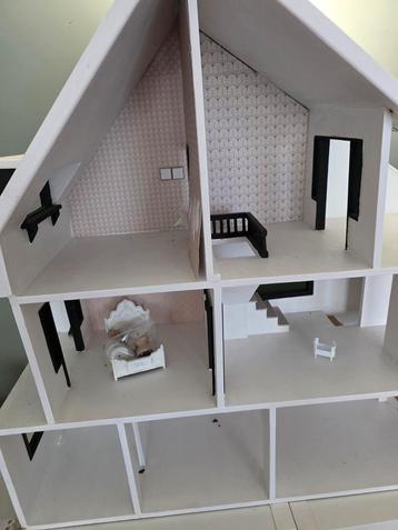Poppenhuis  beschikbaar voor biedingen
