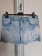 SUPERLEUKE short !!!  M/L lichtblauwe jeans, applicatie., Maat 38/40 (M), Kort, Zo goed als nieuw, Verzenden