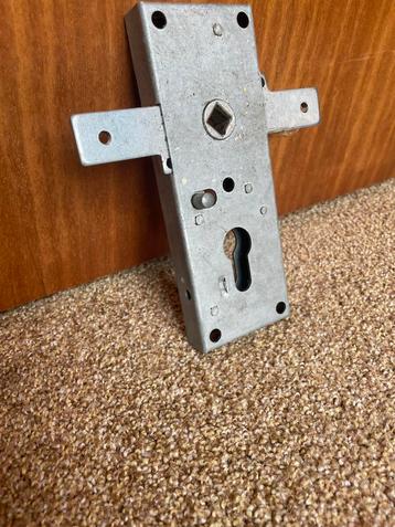 Nieuw garagedeur slot. Garageslot beschikbaar voor biedingen
