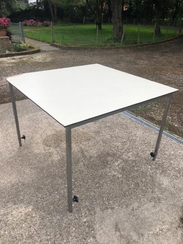 hoge werk/sta tafel 101 hoog met trespa blad beschikbaar voor biedingen