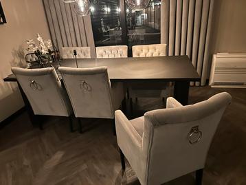 6 eetkamer stoelen beschikbaar voor biedingen