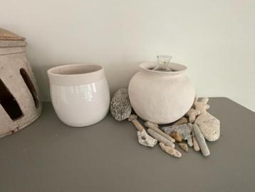 Smaakvolle witte keramische bloempot met ruwe rand.  beschikbaar voor biedingen