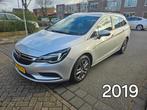 Opel Astra Sports Tourer 1.0 Turbo Business+, Auto's, Te koop, Zilver of Grijs, Benzine, Gebruikt