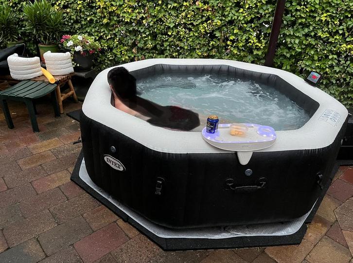 Intex Hottub spa De Luxe. 6 Persoons met bubbel en stream, Tuin en Terras, Bubbelbaden en Hottubs, Zo goed als nieuw, Ophalen of Verzenden