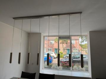 Moderne lamp met 8 rvs kokers, 1.70 m breed.  beschikbaar voor biedingen