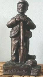 DE PEELWERKER/TURFSTEKER  BEELDJE 20,5 CM HOOG VVV SEVENUM, Antiek en Kunst, Kunst | Beelden en Houtsnijwerken, Ophalen of Verzenden