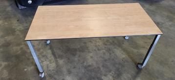 Verstelbare tafel met zwenkwielen beschikbaar voor biedingen
