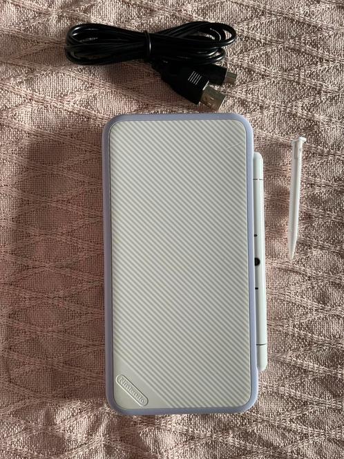 New 2ds xl Wit/Lavendel, Spelcomputers en Games, Spelcomputers | Nintendo DS, Zo goed als nieuw, Overige modellen, Overige kleuren