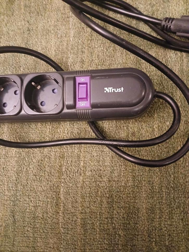Trust Power Protector 510 - Stekkerdoos met schakelaar, Computers en Software, Pc- en Netwerkkabels, Gebruikt, Ophalen of Verzenden