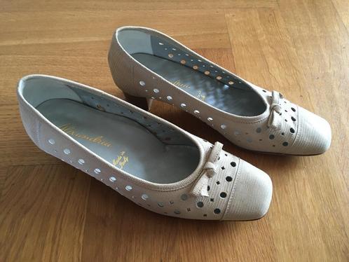 Zeer mooie klassieke crèmekleurige (bruids)schoenen, mt. 37½, Kleding | Dames, Schoenen, Zo goed als nieuw, Schoenen met lage hakken