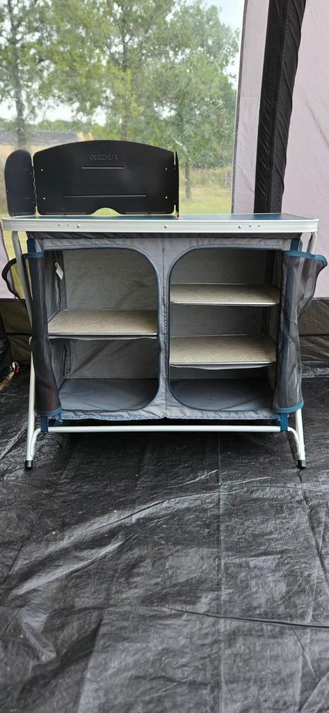 Decathlon/Quechua Cabinet 500 camping keukenmeubel, Caravans en Kamperen, Kampeermeubelen, Zo goed als nieuw, Campingkast, Ophalen