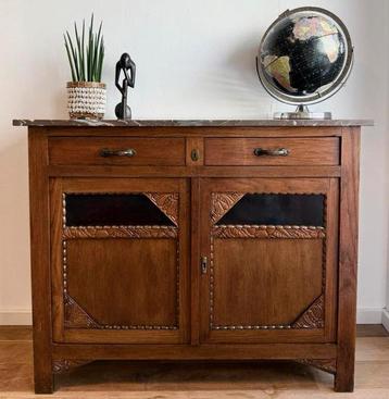 Antiek dressoir met rood marmer blad  beschikbaar voor biedingen