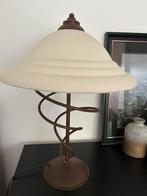 Zware Tafellamp met spiraalvoet roestbruin,witte glazen kap, Ophalen, Gebruikt, Glas, Minder dan 50 cm