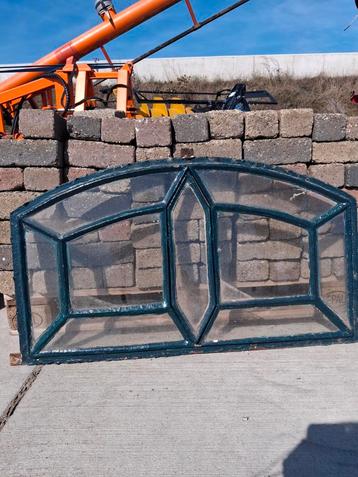 Oude boerderij raam met glas-in-lood beschikbaar voor biedingen