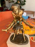 Bronzen beeld op marmeren voet  2 spelende jongens, Antiek en Kunst, Ophalen of Verzenden
