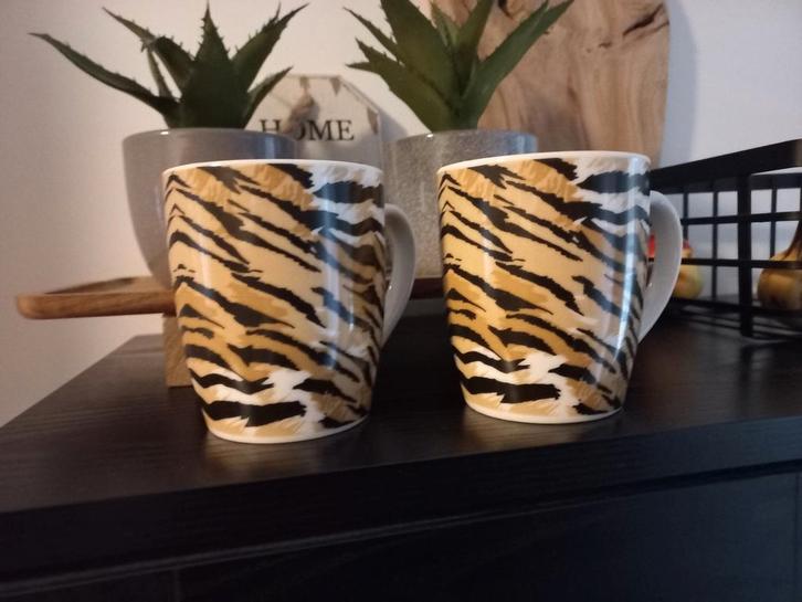 2 Grote Mokken met Tijgerprint, Huis en Inrichting, Keuken | Servies, Zo goed als nieuw, Kop(pen) en/of Schotel(s), Overige stijlen