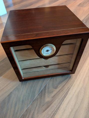 Humidor met 4 lades + sigaren beschikbaar voor biedingen