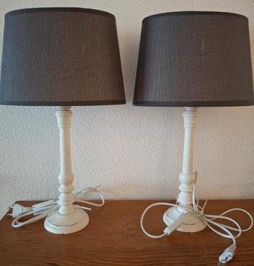 2 mooie witte tafellampen grijze ovale lampenkap SAMEN €10,- beschikbaar voor biedingen