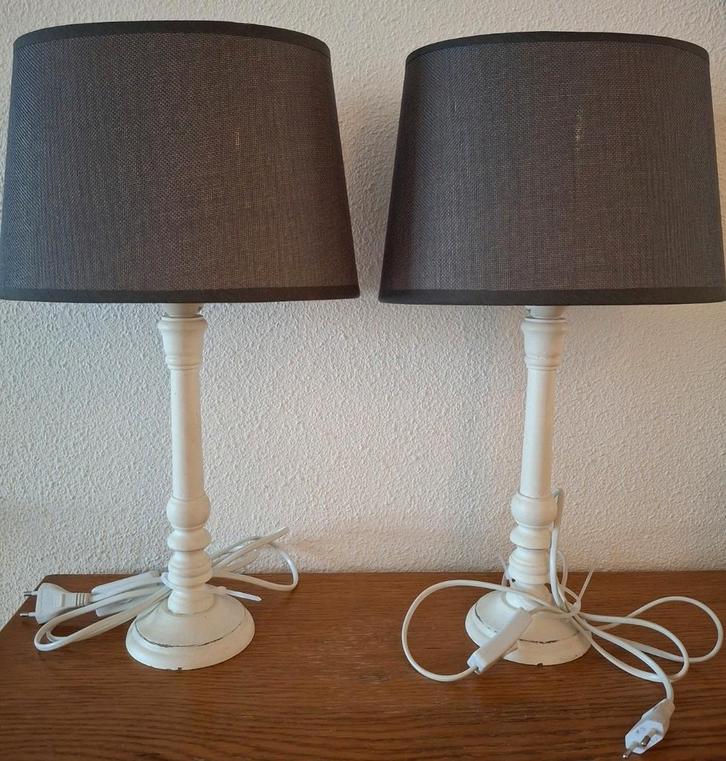 2 mooie witte tafellampen grijze ovale lampenkap SAMEN €10,-, Huis en Inrichting, Lampen | Tafellampen, Gebruikt, Minder dan 50 cm