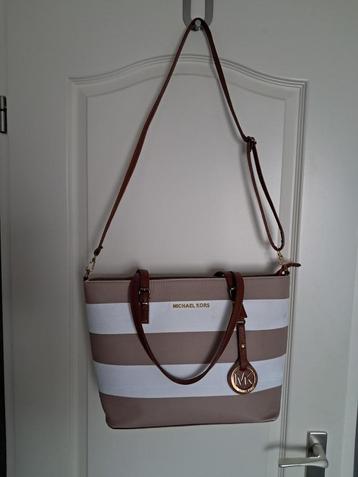 schoudertas tas  Kleur : Beige wit Maten : 40x27x14 cm beschikbaar voor biedingen