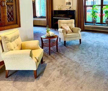 2 stijlvolle beige clubfauteuils – tijdloze klassieke stijl beschikbaar voor biedingen