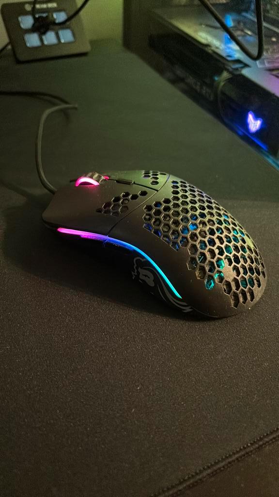 Glorious model O gaming muis + mouse bungee !!, Computers en Software, Muizen, Zo goed als nieuw, Gaming muis, Ophalen of Verzenden