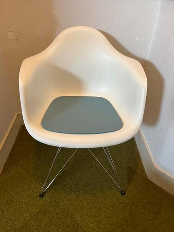 Vitra Eames-DAR Eetkamerstoel  beschikbaar voor biedingen