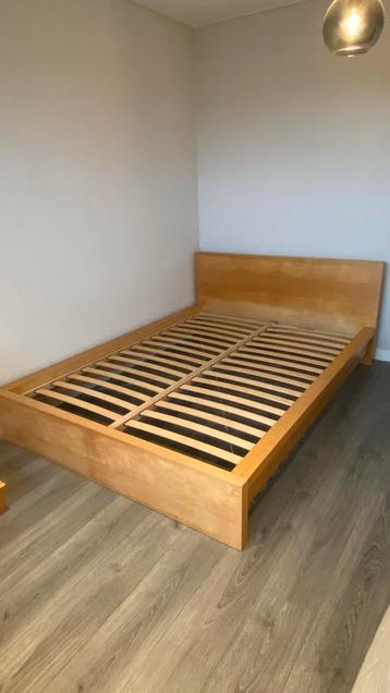 IKEA Malm bed 140x200 + bijpassend nachtkastje - afbeelding 9