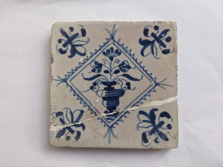 Antieke Delfts blauwe tegel – bloemvaas (17e/18e eeuw), Antiek en Kunst, Antiek | Wandborden en Tegels, Ophalen of Verzenden