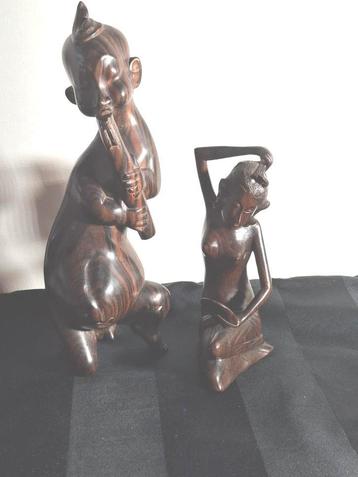 Twee Indonesische houten beeldjes.  beschikbaar voor biedingen