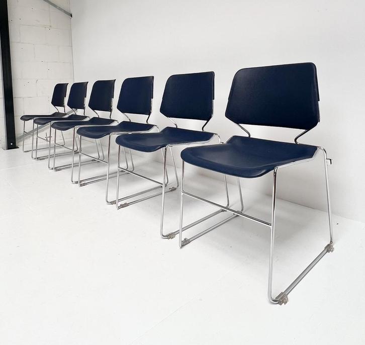 Donkerblauwe Matrix Krueger stoel van Thomas Tolleson, Huis en Inrichting, Fauteuils, Gebruikt, Kunststof, Metaal, Minder dan 50 cm