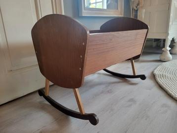 Mooi houten schommel bedje voor pop beschikbaar voor biedingen