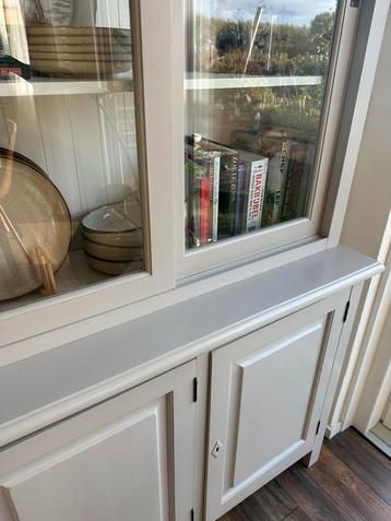 Servieskast met glazen schuifdeuren beschikbaar voor biedingen