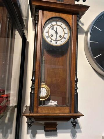 Antieke Wandklok met Slinger beschikbaar voor biedingen