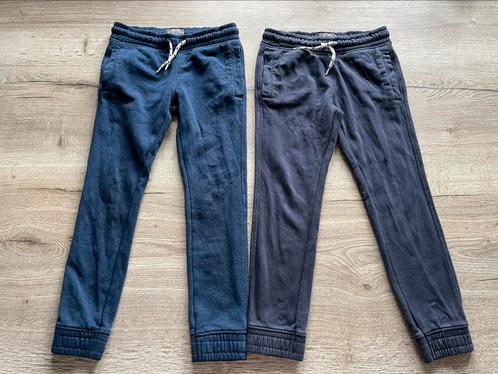 2 mooie joggingbroeken / joggers maat 128, Kinderen en Baby's, Kinderkleding | Maat 128, Zo goed als nieuw, Jongen, Broek, Ophalen of Verzenden
