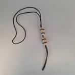 Lange zwarte leren ketting met grote ivoorkleurige kralen, Sieraden, Tassen en Uiterlijk, Kettingen, Verzenden, Zo goed als nieuw